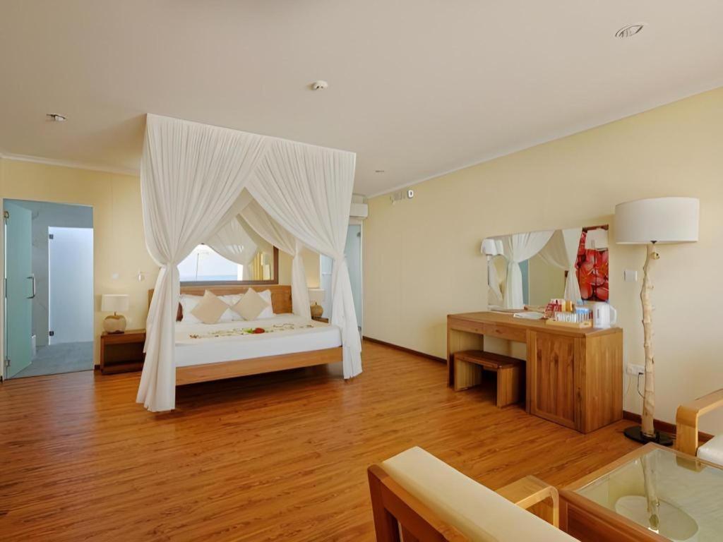 Angaga Island Resort And Spa Esterno foto