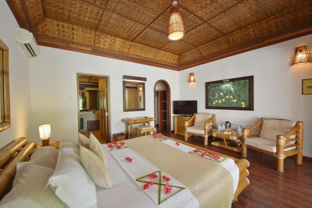 Angaga Island Resort And Spa Esterno foto