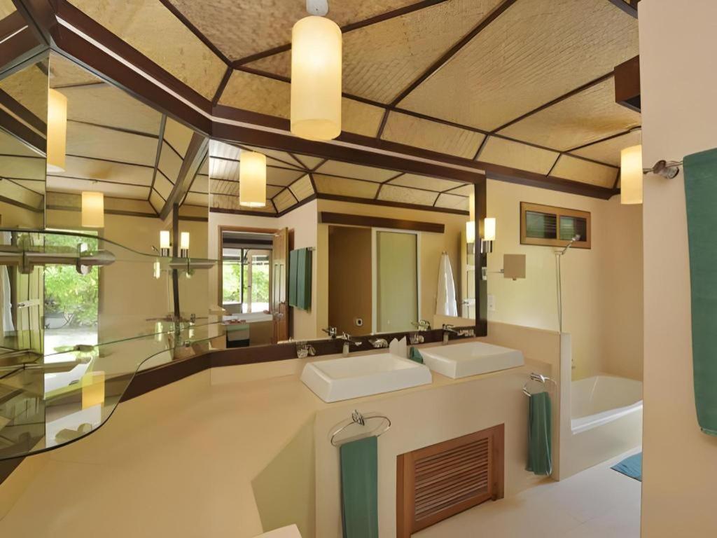 Angaga Island Resort And Spa Esterno foto