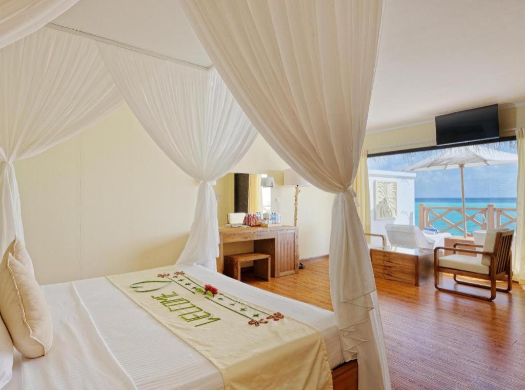 Angaga Island Resort And Spa Esterno foto